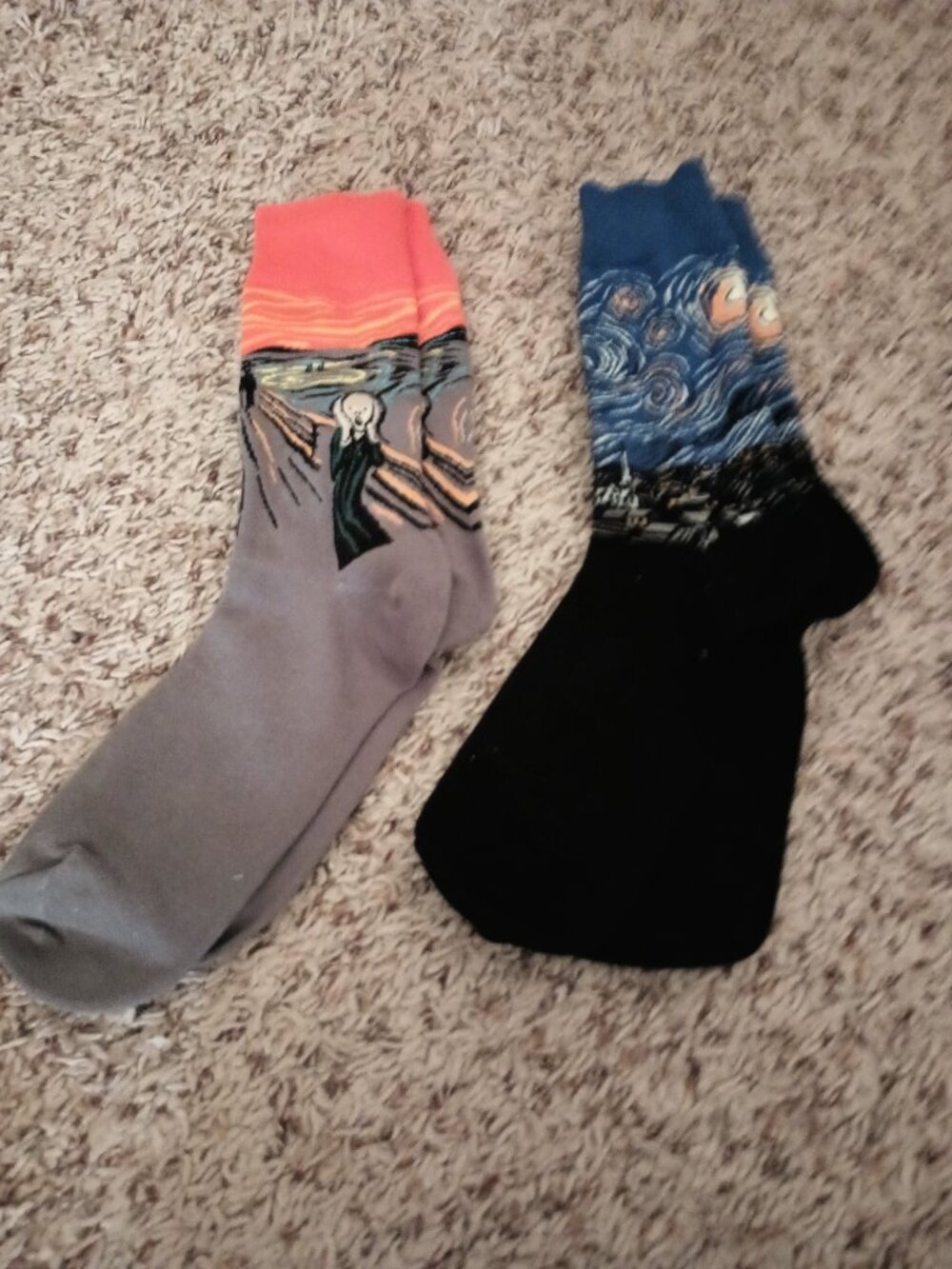 NEW lot of 2 pair art socks - Starry Night, The Scream
